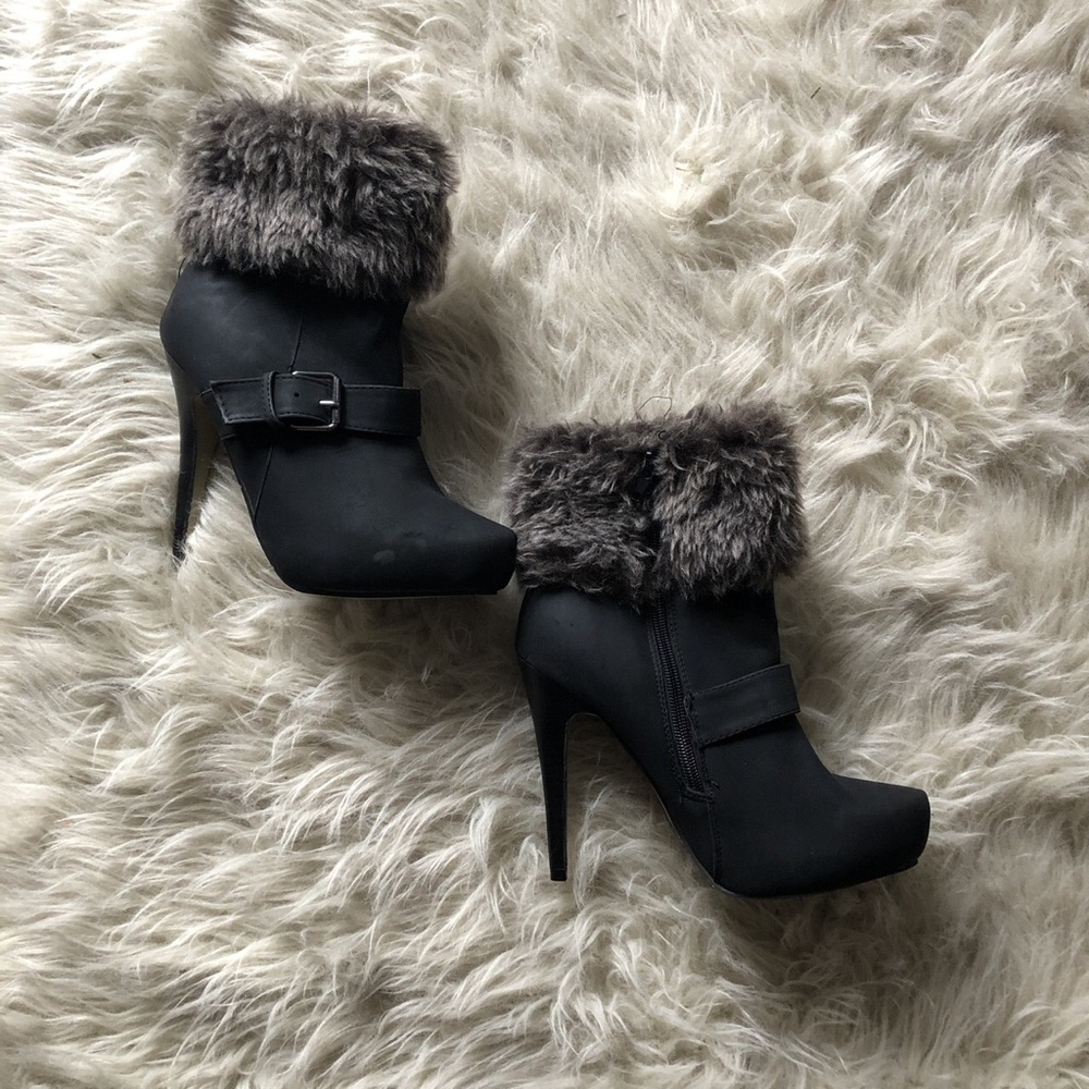 Never been worn Just Fab fur booties